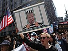 Lidé demonstrují ped budovou soudu v New Yorku. (4. dubna 2023)