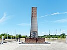 Betonový památník z éry NDR pipomíná vzn, kteí zemeli v koncentraním...