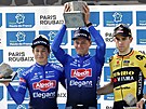 Stupn vítz po závod Paí-Roubaix: zleva druhý Jasper Philipsen, vítz...
