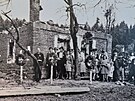 Fotografie z prvn�ch dn� po nacistick�m masakru v Plo�tin�, b�ezov� k��e byly...