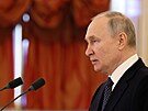 Ruský prezident Vladimir Putin na ceremoniálu pedávání povovacích listin...