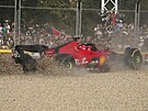 Charles Leclerc z Ferrari vyjel v prvním kole Velké ceny Austrálie mimo tra.