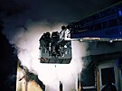 Jednotky hasi�� zasahovaly kr�tce po p�lnoci v ulici �ernokosteleck� v Praze 10...