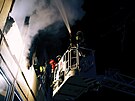 Jednotky hasi�� zasahovaly kr�tce po p�lnoci v ulici �ernokosteleck� v Praze 10...