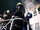 Jednotky hasi�� zasahovaly kr�tce po p�lnoci v ulici �ernokosteleck� v Praze 10...