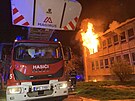 Jednotky hasi�� zasahovaly kr�tce po p�lnoci v ulici �ernokosteleck� v Praze 10...