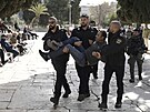 Izraelská policie zatýká Palestince na jeruzalémské Chrámové hoe. (5. dubna...