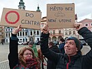 Lid na demonstraci v eskch Budjovicch dali jasn najevo, e auta v centru...