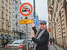 Zden�k H�ib, n�m�stek pro dopravu, ukazuj�c� na zna�ku zakazuj�c� vjezd...