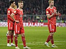 Zklamané a prázdné pohledy. Fotbalisté Bayernu po vyazení z Nmeckého poháru,...