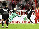 Yann Sommer, branká Bayernu, elí pokutovému kopu, který v nastavení...