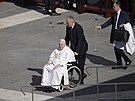 Pape Frantiek pijídí na invalidním vozíku na Svatopetrské námstí ve...