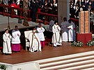 Pape Frantiek vede mi na Svatopetrském námstí ve Vatikánu. (9. dubna 2023)