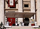 Pape Frantiek slouí mi na Svatopetrském námstí ve Vatikánu. (9. dubna 2023)