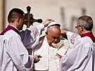 Pape Frantiek slouí mi na Svatopetrském námstí ve Vatikánu (9. dubna 2023)