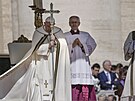 Velikononí nedle na Svatopetrském námstí ve Vatikánu. Pape Frantiek...