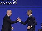 Pededa UEFA  Aleksander eferin (vpravo) se zdraví s prezidentem FIFA Giannim...