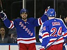 Kaapo Kakko (vpravo) z New York Rangers se chystá oslavit svj gól v zápase s...
