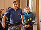 Eskorta vede Marka P. ob�alovan�ho z brut�ln� vra�dy bratra, sestry a otce k...
