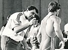 Vítzslav Mácha (vlevo) v roli zápasnického trenéra, pokyny dostává Jindich...