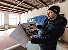 Jaroslav Bet� z M�stsk�ho ��adu v Broumov� ukazuje budouc� podobu kav�rny.
