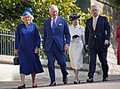 Kamila Britská, král Karel III., princezna Anna a princ Andrew cestou na...