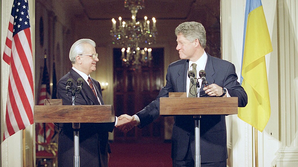 Americký prezident Bill Clinton a jeho ukrajinský protjek Leonid Kravuk v...