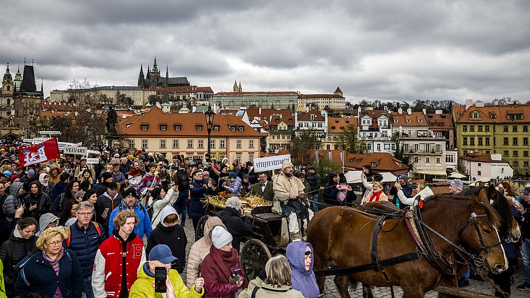 Vají�kobraní na Karlov� most� p�ipomenulo legendu o velvarských vejcích. (2....