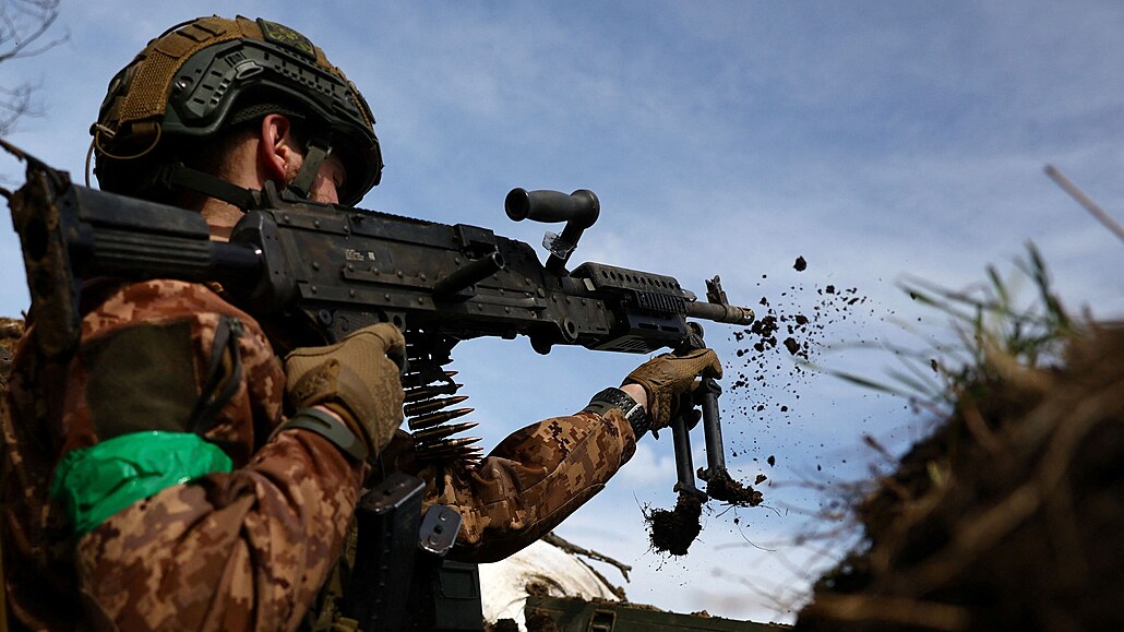 Příslušník ukrajinské armády během přestřelky na frontové linii v oblasti...
