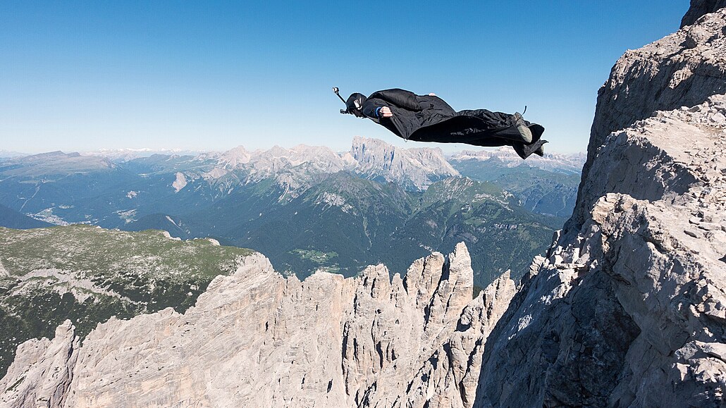 �ím v�t�í vý�ka, tím pozd�ji mohou BASE jumping skokani otev�ít padáky