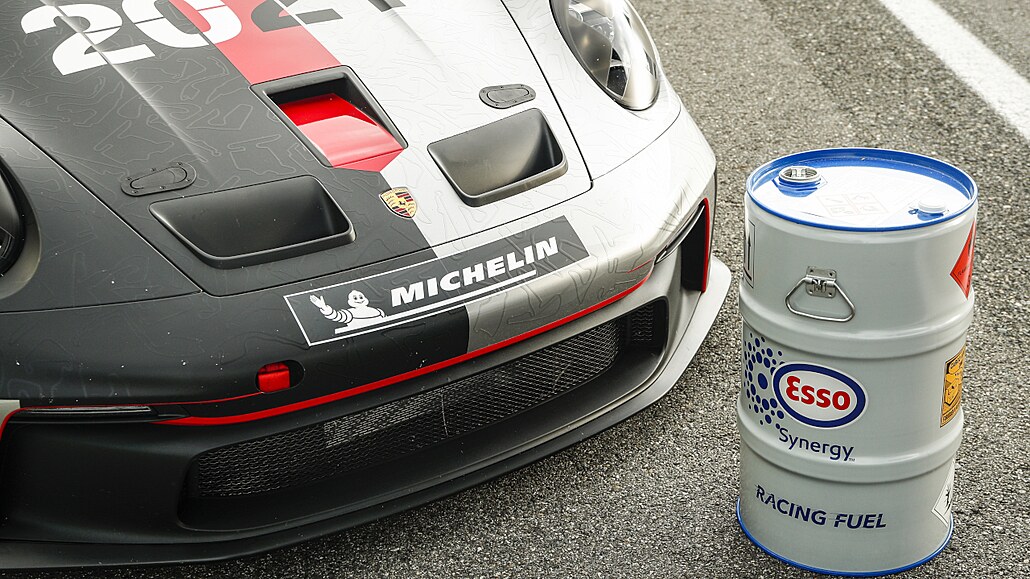 Syntetické palivo zatím používá Porsche pro závodní účely.
