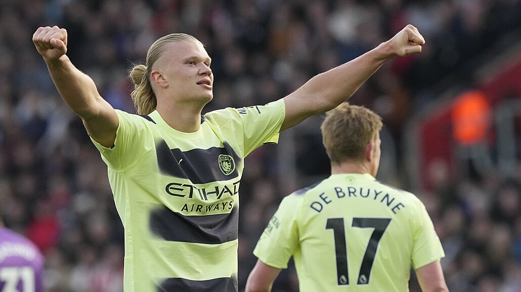 Kanonýr Erling Haaland z Manchesteru City se raduje ze svého gólu.