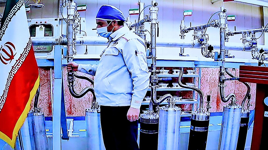Obohacování uranu. Centrifugy v íránském jaderném zaízení v Natanzu jedou na...