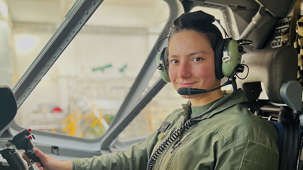 Bára Konvalinková, armádní pilotka