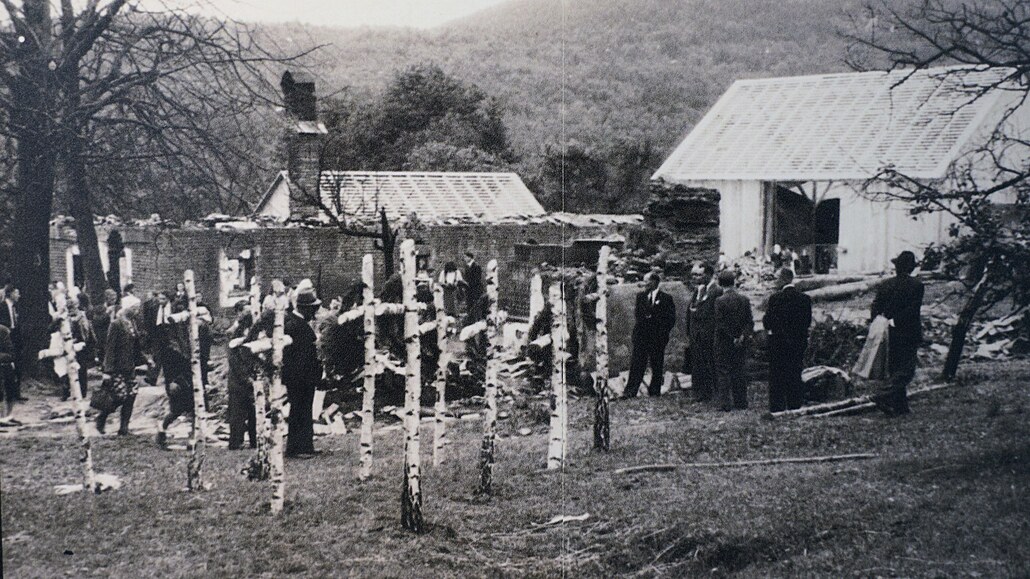 Fotografie z expozice na Plo�tin�: Podle pokro�ilé stavby nových usedlostí v...