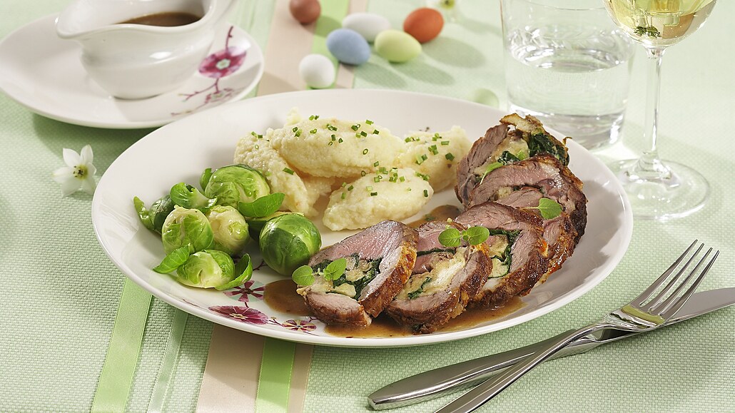 Skopová roláda se penátovou náplní a máslovými noky