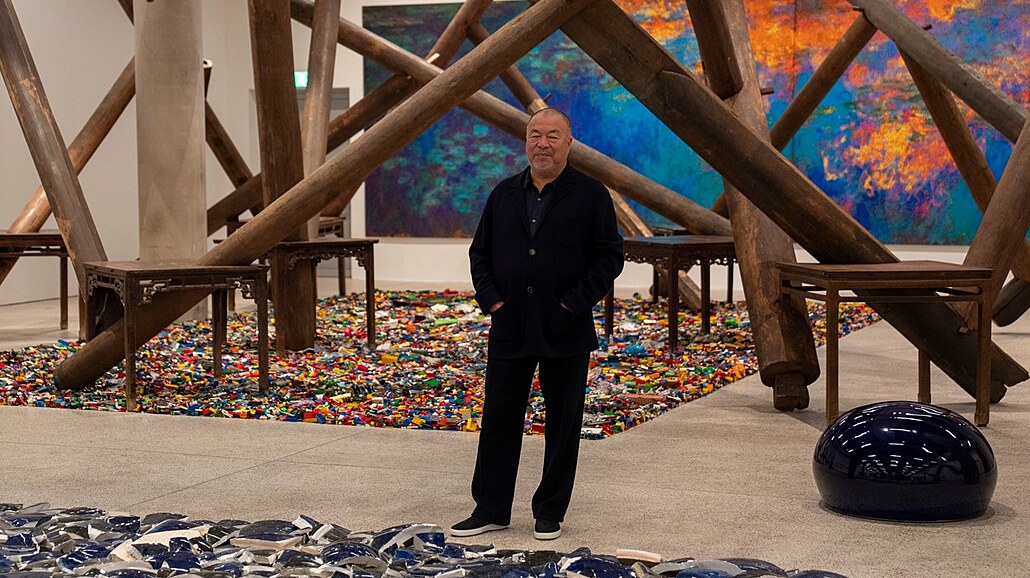 ínský umlec Aj Wej-wej ve stedu v Londýn odhalil své nejnovjí dílo. Je...