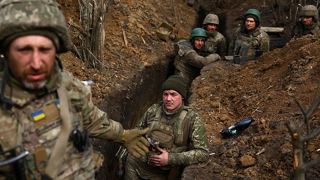 Ukrajintí vojáci v zákopech - ilustraní snímek.