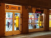 Kvli lidem v tunelu v úterý ráno nevyjelo metro linky B, lidé museli...