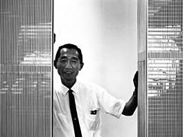 Americký architekt Minoru Yamasaki (1912 - 1986), ped modelem svého návrhu...