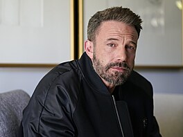 Ben Affleck se svým klasickým smutným obli�ejem, jen� se na internetu stal...