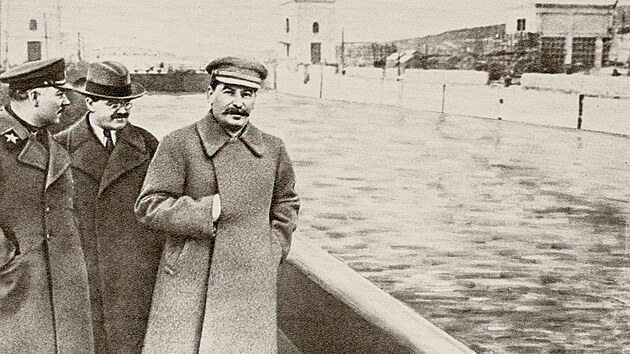 Zleva: Kliment Vorilov, Vjaeslav Molotov, Josif Stalin u kanálu MoskvaVolha...
