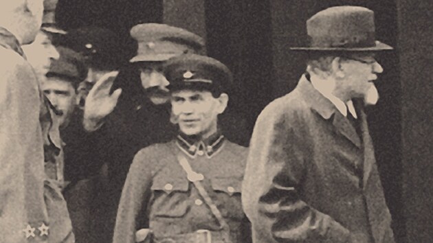 Nikolaj Jeov, Josif Stalin a Michail Kalinin u Leninova mauzolea na Rudm nmst 