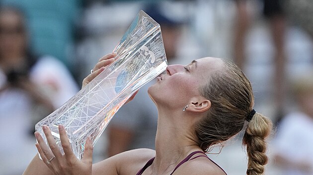 Petra Kvitov lb trofej pro vtzku turnaje v Miami.