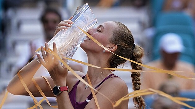 Petra Kvitov si uv trofej pro vtzku turnaje v Miami.