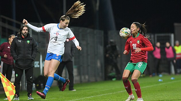 Vlevo je �esk� fotbalistka  Alena P��kov�, vpravo Yasmine Zouhirov� z Maroka.