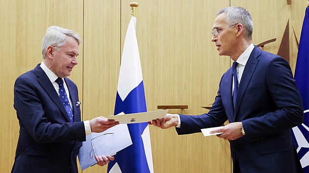 Finsk ministr zahrani Pekka Haavisto (vlevo) pedv pstupov dokumenty generlnmu tajemnkovi NATO Jensi Stoltenbergovi. (4. dubna 2023)