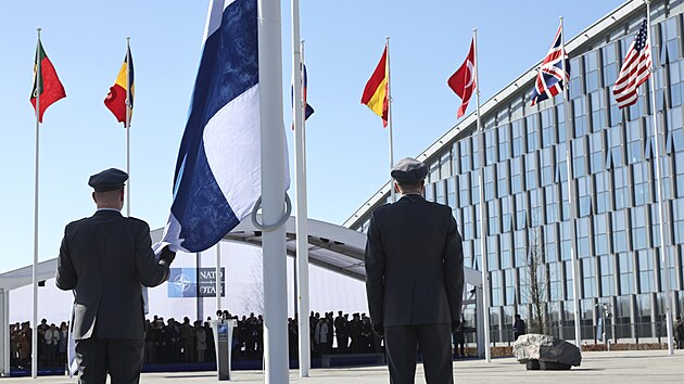 Ppravy na vytaen finsk vlajky ped centrlou NATO v Bruselu (4. dubna 2023)