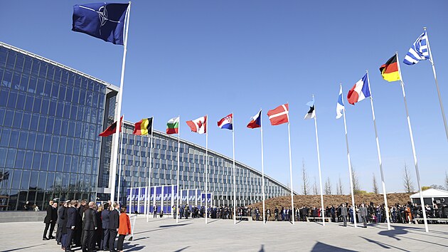 Ped centrlou NATO v Bruselu u vlaje finsk vlajka. (4. dubna 2023)