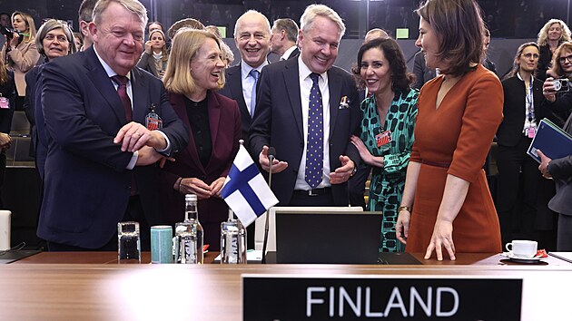 Finsk ministr zahrani Pekka Haavisto s protjky z jinch zem NATO (4. dubna 2023)